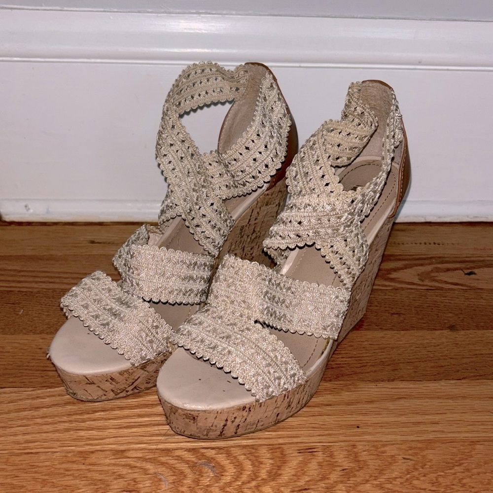Steve Madden Wedge Sandal. Size 8. Cream color.